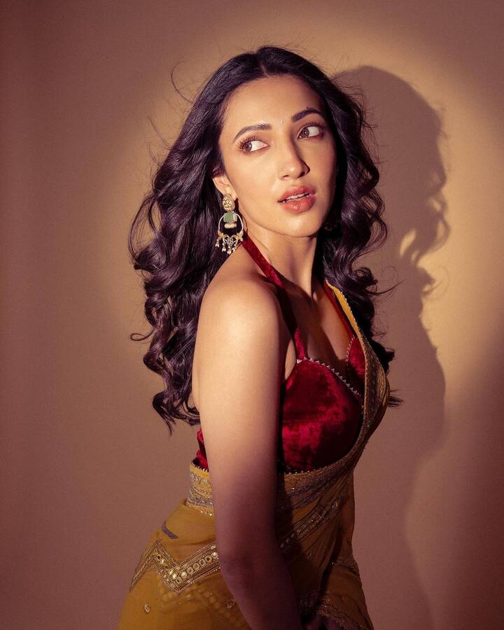 నేహా శెట్టి తన లేటెస్ట్ శారీ ఫొటోలు ఇన్స్టాగ్రామ్లో షేర్ చేశారు.