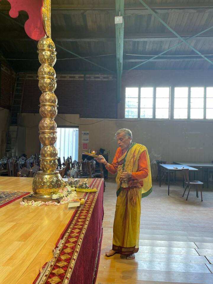 বিদেশের মাটিতে দুর্গাপুজো, কিন্তু তা হচ্ছে সব নিয়ম মেনেই। পঞ্জিকামতে সব নিয়ম মেনেই পূজিতা হবেন দেবী দুর্গা। সঙ্গে উৎসবের আবহও এক্কেবারে বাংলার মতোই। রীতি-নীতি থেকে প্রথা সবকিছুই পালিত হবে অক্ষরে অক্ষরে।