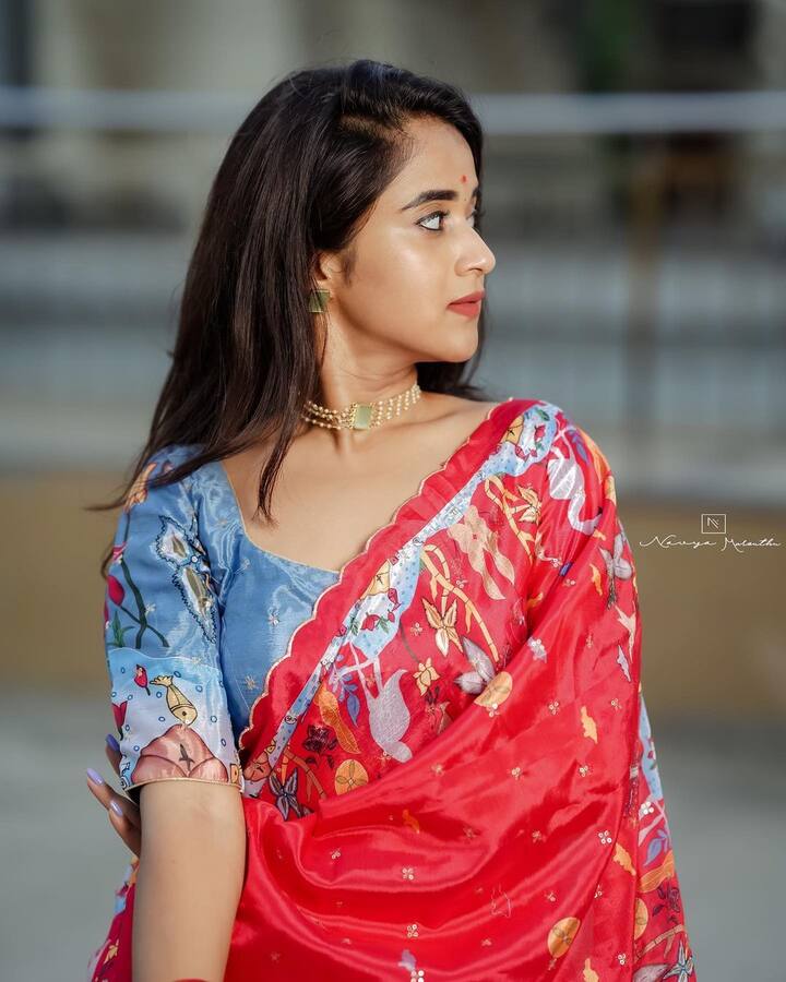 సముద్రం థీమ్తో నవ్య ఈ హాఫ్శారీ సెట్ డిజైన్ చేసింది.