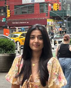 Meera Jasmine Photos : டைம்ஸ் ஸ்கொயரில் வலம் வரும் சண்டக்கோழி நடிகை மீரா ஜாஸ்மீன்!