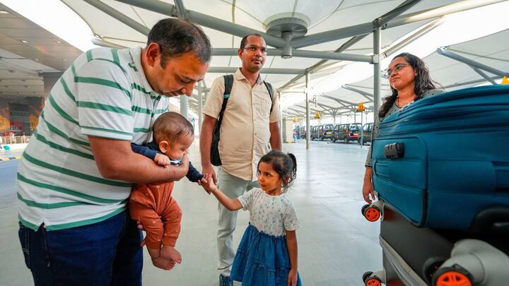 First Batch Of Indian Nationals Reached: যুদ্ধবিধ্বস্ত ইজরায়েল থেকে ফিরল প্রথম দল। শুক্রবার সকালে ২১২ জন ভারতীয়কে ফিরিয়ে আনা হল।