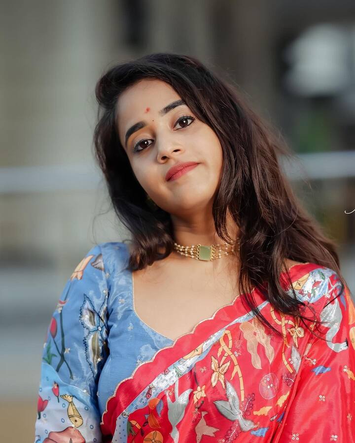 నవ్యమారోతు రూపొందించిన అందమైన హాఫ్ శారీలో ఫోటోలకు ఫోజులిచ్చింది.