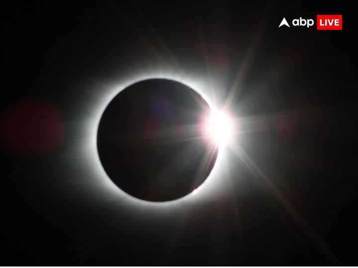 ज्योतिष शास्त्र में ग्रहण का विशेष महत्व होता है. वैदिक पंचांग के अनुसार हर एक साल में सूर्य और चंद्र ग्रहण जरूर पड़ते हैं. जब-जब सूर्य या चंद्र ग्रहण पड़ता है तब-तब इसका प्रभाव सभी लोगों के जीवन पर जरूर पड़ता है. कल यानी 14 अक्टूबर को साल का अंतिम सूर्य ग्रहण लगने वाला है.