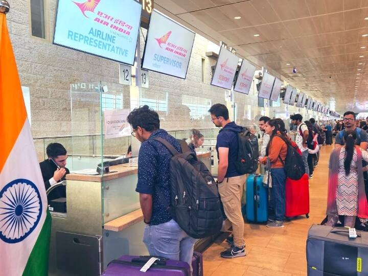 फ्लाइट में एक बच्चे सहित सहित 212 भारतीय यात्रियों को लेकर उड़ान गुरुवार रात इजरायल के बेन गुरियन हवाई अड्डे से भरी. रिपोर्ट्स के मुताबिक, यात्रियों का चयन 'पहले आओ, पहले पाओ' के आधार पर किया गया.