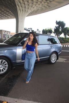 Janhvi Kapoor Photos: क्रॉप टॉप के साथ जींस पहने एयरपोर्ट पर स्पॉट हुईं जाह्नवी कपूर, नो मेकअप लुक में भी दिखीं गजब की खूबसूरत