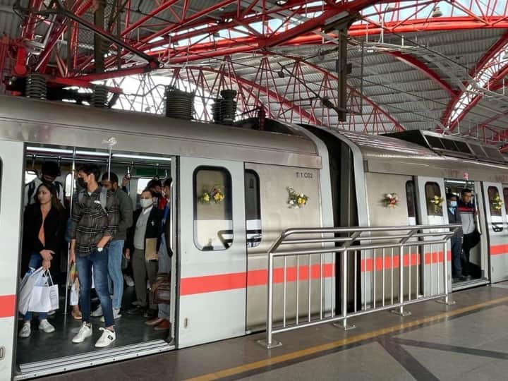 Delhi Metro train will start at 3:45 Am On Sunday DMRC decision due to Delhi Half Marathon Delhi Metro: दिल्ली में इस रविवार को सुबह 3:45 बजे से चलेगी मेट्रो, जानें- DMRC ने क्यों लिया ये फैसला?