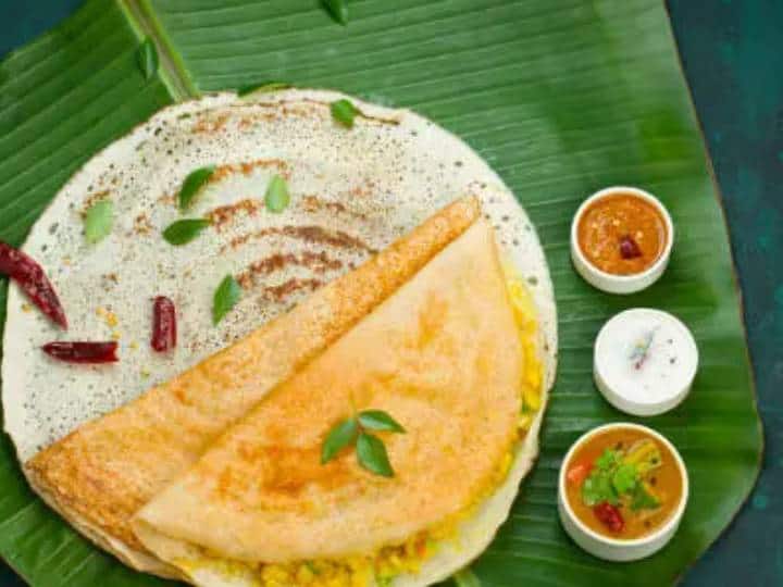 इडली (Idli) और डोसा (Dosa) जैसे आसानी से पकने वाले खाने की चीजें बनाने के लिए पहले से बैटर तैयार किया जाता है. अक्सर यह कहा जाता है कि बैटर को आप जितनी देर तक फरमेंटेशन करेंगे वह उतना अच्छा है. कई लोग इसे काफी लंबे समय तक रेफ्रिजरेटर में रखते हैं. लेकिन सवाल यह है कि क्या यह हेल्थ के लिहाज से सही है? इंडियन एक्सप्रेस में छपी खबर के मुताबिक ऐसी खाने वाली चीजें जिसमें बैटर काफी समय पहले तैयार किया जाता है. उसे जितना ज्यादा फरमेंटेशन किया जाता है. उसमें पोषक तत्वों की कमी होने के साथ-साथ उसका ऑरिजनल गंध चला जाता है. ओवर फरमेंटेशन सेहत के लिए अच्छी नहीं होता है.