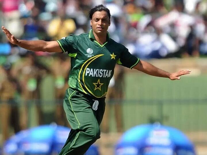 पूर्व धाकड़ तेज गेंदबाज शोएब अख्तर भी पाकिस्तान के 5 सबसे अमीर शख्स में आते हैं. क्रिकेट की दुनिया में सबसे तेज गेंद फेंकने का रिकॉर्ड आज भी शोएब अख्तर के नाम ही दर्ज है. अख्तर की संपत्ति 23 मिलियन अमेरिकी डॉलर (190 करोड़ रुपये) है.