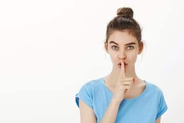 पहले के जमाने में अपने कई लोगों को देखा होगा कि लोग घंटे तक मौन रहकर साधना करते थे, जिसे आजकल मेडिटेशन का नाम भी दिया जाता है. लेकिन क्या आप जानते हैं कि मौन रहने के फायदे क्या होते हैं? अगर नहीं, तो चलिए आज हम आपको बताते हैं कि कैसे केवल 1 घंटे तक साइलेंट यानी कि मौन रहने से आपकी फिजिकल और मेंटल हेल्थ इंप्रूव हो सकती है, इतना ही नहीं आपका सेल्फ कॉन्फिडेंस भी कैसे बढ़ता है आइए हम आपको बताते हैं.