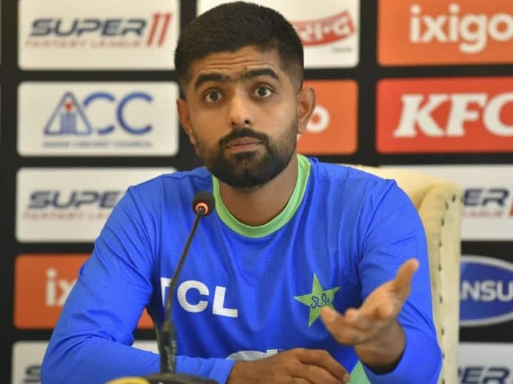 Babar Azam: पाकिस्तान क्रिकेट टीम के कप्तान बाबर आज़म के क्रिकेटिंग करियर के बारे में तो आपने काफी कुछ सुना होगा. आइए हम आपको उनके निजी जीवन के बारे में कुछ बताते हैं.