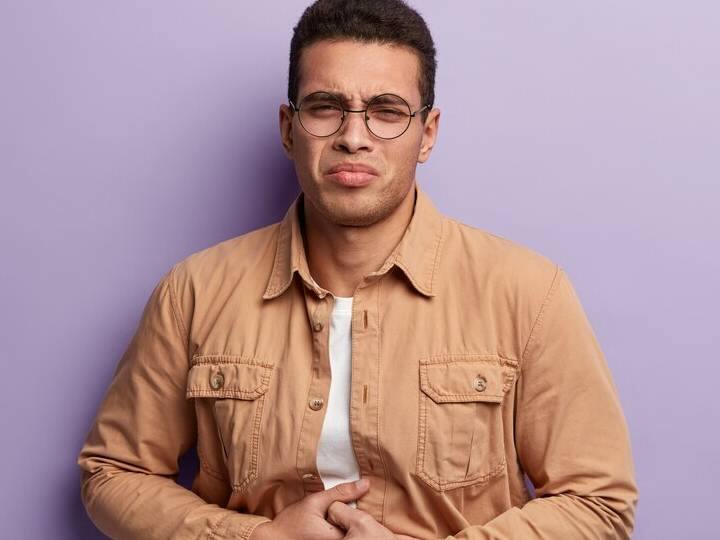 पेट में दर्द, पेट में ऐंठन, गैस, कब्ज और अपच बेहद आम बात हो गई है. यह सभी के पीछे का कारण खराब लाइफस्टाइल बताया जाता है. यह सब ऐसी चीजें हैं कि कुछ समय तक रहती है और फिर गायब हो जाती है. लेकिन अगर यह सब बीमारी गंभीर समस्या बनकर ज्यादा वक्त तक आपको परेशान करें तो फिर आपको इस पर विचार करना चाहिए. ऐसे में बिना समय बर्बाद किए आपको तुरंत डॉक्टर से मिलना चाहिए. शुरुआती स्टेज में डॉक्टर आपको यह टेस्ट करवाने की सलाह देते हैं. आइए जाने वह कौन से टेस्ट है?