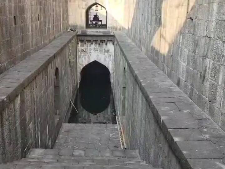 छत्रपती राजाराम महाराज यांनी स्वराज्याची राजधानी रायगडावरून किल्ले अजिंक्यतारा येथे स्थापन केली.