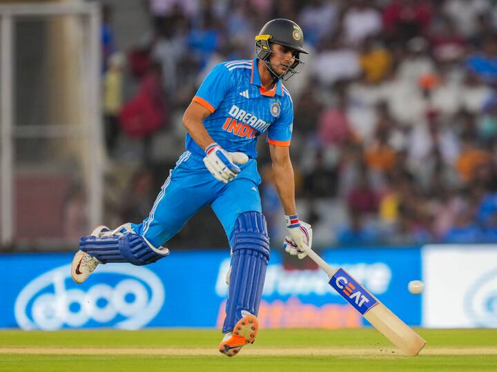 உலகக்கோப்பை கிரிக்கெட் போட்டி தொடங்கியதிலிருந்தே இந்திய அணியின் தொடக்க  வீரர் சுப்மன் கில் டெங்கு காய்ச்சலால் அவதிப்பட்டு வருகிறார்.