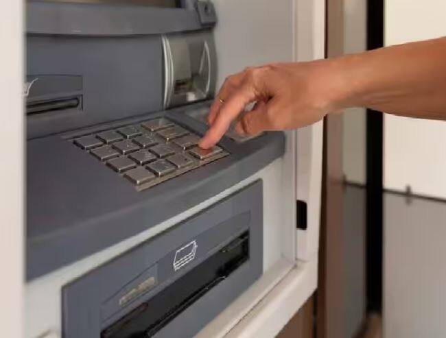 ਜੇਕਰ ਬੈਂਕ ਅਗਲੇ ਪੰਜ ਦਿਨਾਂ ਵਿੱਚ ਡੈਬਿਟ ਕੀਤੇ ਪੈਸੇ ਵਾਪਸ ਕਰਨ ਵਿੱਚ ਅਸਫਲ ਰਹਿੰਦਾ ਹੈ, ਤਾਂ ਅਜਿਹੀ ਸਥਿਤੀ ਵਿੱਚ ਉਸਨੂੰ ਗਾਹਕ ਨੂੰ ਹਰ ਰੋਜ਼ 100 ਰੁਪਏ ਜੁਰਮਾਨਾ ਦੇਣਾ ਪਵੇਗਾ।