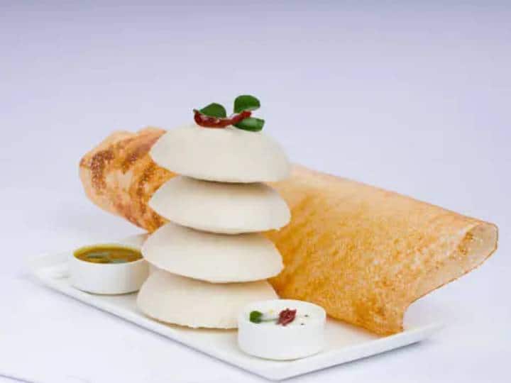 सड़े/बासी इडली/डोसा बैटर का इस्तेमाल  कम से कम करें. ऐसे फूड आइटम तभी तक खाने चाहिए जब तक खाने में स्वाद बरकरार है. अगर आप इसे 10-14 दिनों तक फ्रीज में रखते हैं तो यह तरीका एकदम से गलत बात है. ज्यादा फरमनटेशन सेहत के लिए एकदम सही नहीं है. ज्यादा फरमनटेशन का मतलब ज्यादा सड़ जाना जोकि आंत और लिवर के लिए ठीक नहीं है. जिससे आपके आंत में सूजन आ सकती है.