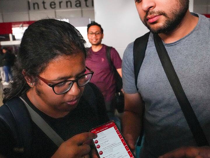 An Indian national, evacuated from Israel under Operation Ajay, explains the working of 'Red Alert by Cumta', a rocket alert app. (Image Source: PTI)