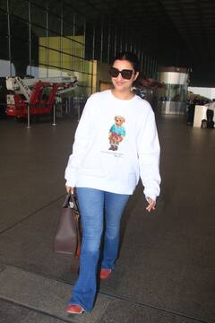 Parineeti Chopra Photos: मांग में सिंदूर लगाए एयरपोर्ट पर स्पॉट हुईं परिणीति चोपड़ा, राघव का नाम सुनकर गईं शरमा