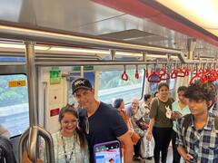 Hrithik roshan Metro Photos: लग्जरी गाड़ी छोड़, मेट्रो से शूटिंग करने पहुंचे ऋतिक रोशन...सफर में फैंस को ऐसे किया खुश