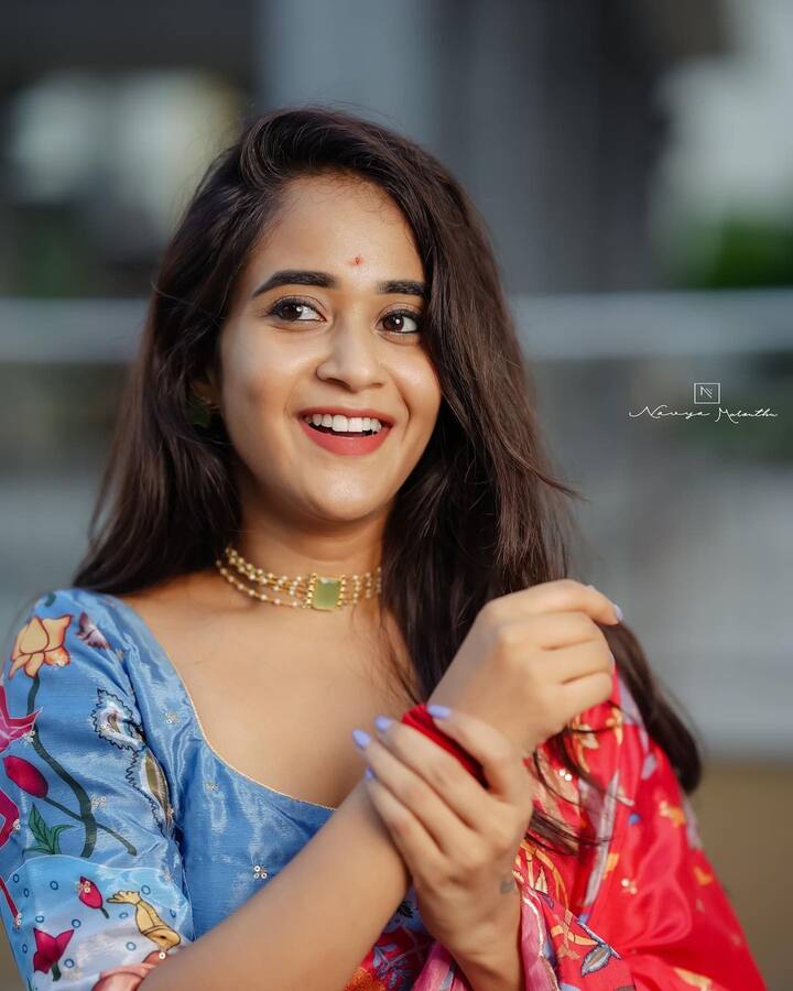 మినిమల్ మేకప్, రెడ్ లిప్స్టిక్తో, హెయిర్ లీవ్ చేసి ఔట్ఫిట్కు తగ్గట్లు లుక్ సెట్ చేసుకుంది.