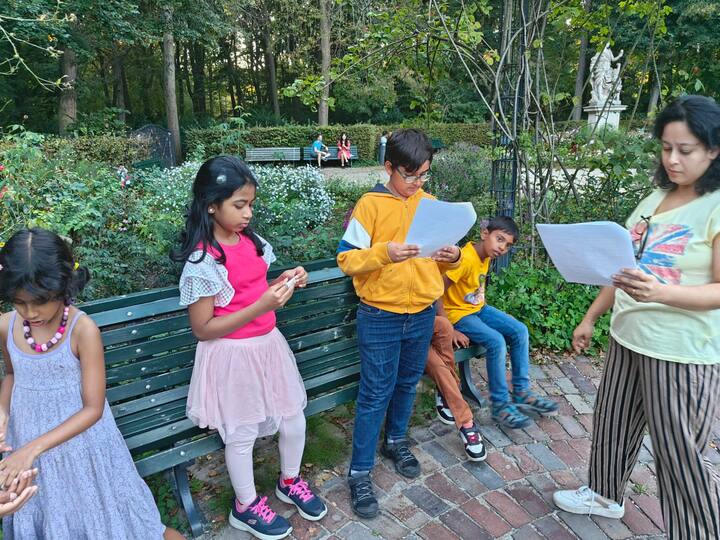 এর সঙ্গেই আয়োজন থাকছে সাংস্কৃতিক অনুষ্ঠানের। এক এক দিনের জন্য এক একরকম থিম বেছে নেওয়া হয়েছে। সেইমতোই চলছে প্রস্তুতিও। বাঙালির দুর্গাপুজো হলেও দরজা খোলা রয়েছে সবার জন্য। পুজোর কটাদিন এখানে ভিড় জমান দেশ-ধর্ম-বর্ণ নির্বিশেষে বহু বাসিন্দা।