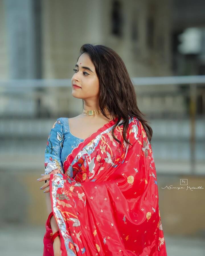 ఈ ఔట్ఫిట్పై హెవీ జ్యూవెలరీతో కాకుండా సింపుల్ చౌకర్తో గ్రాండ్ లుక్ తీసుకొచ్చింది.