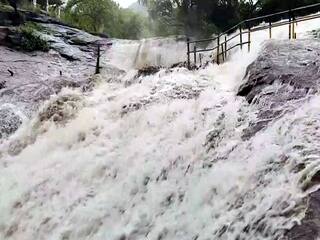 வெளுத்து வாங்கும் கனமழை; கும்பக்கரை அருவியில் குளிக்க சுற்றுலா பயணிகளுக்கு தடை