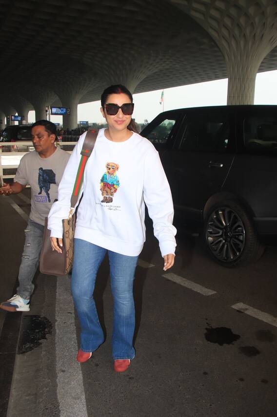 नववधू परिणीती लग्नानंतर मुंबईतमध्ये स्पॉट!