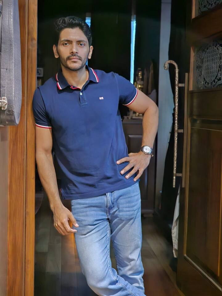 শুভ্রজিৎ বলছেন, 'আমি নিজে ভীষণ আশাবাদী। সবার সঙ্গে কাজ করতে আমার চিরকালই ভাললাগে। আমরা এই প্রোজেক্টটাকে পাখির চোখ করে এগোতে চাইছি। অর্জুন আর বিবৃতিও দারুণ অনুশীলন করছে। ওরা কেউ তো এতে অভ্যস্ত নয়। তারপরেও ভীষণ খাটছে। আমাদের মার্শাল আর্ট ট্রেনার প্রাজ্ঞও খুব খাটছে। বুম্বাদা (Prosenjit Chatterjee)-র ছবির প্রচার শেষ হলে উনিও প্রশিক্ষণ নেবেন।'