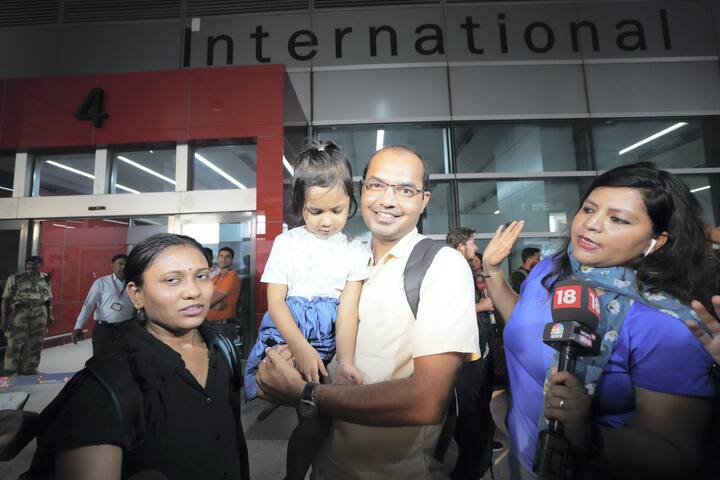 তিমধ্যে, টানা আকাশপথে হামলা চালিয়ে হামাসের সামরিক পোস্ট নিশ্চিহ্ন করে দিয়েছে ইজরায়েল এয়ার ফোর্স। এদিন সে কথা এক্স হ্যান্ডেলে পোস্ট করে জানায় তারা। এসবের মধ্যে দেশে ফিরতে পেরে ভারত সরকারকে কৃতজ্ঞতা জানাচ্ছেন ইজরায়েল থেকে আসা ২১২ জন বাসিন্দা।