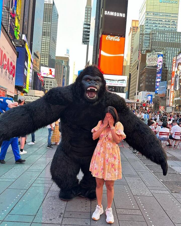 ఆమె న్యూయార్క్ వీధుల్లో విహరిస్తున్నారు.