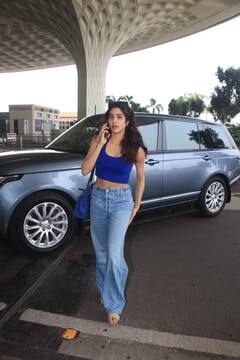 Janhvi Kapoor Photos: क्रॉप टॉप के साथ जींस पहने एयरपोर्ट पर स्पॉट हुईं जाह्नवी कपूर, नो मेकअप लुक में भी दिखीं गजब की खूबसूरत