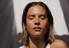 Face Serum For Glowing Skin : चमकदार त्वचेकरता घरच्या घरी बनवा फेस सीरम