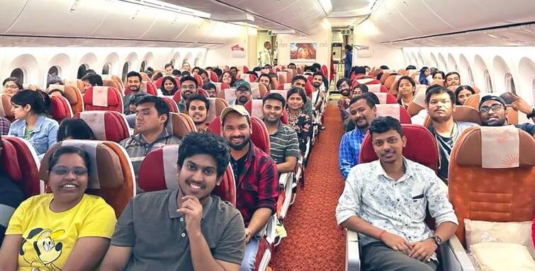 Operation Ajay: First flight carrying 212 Indian nationals from Israel, lands at Delhi airport Operation Ajay: ઇઝરાયલથી 212 ભારતીયોને લઇને પ્રથમ વિમાન દિલ્હી પહોંચ્યું, કેન્દ્રિય મંત્રીએ કર્યું સ્વાગત