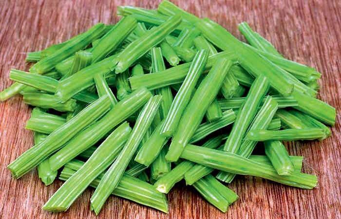 સરગવો તેના અનેક નામો અને ઔષધીય ગુણોને કારણે વિશ્વભરમાં પ્રખ્યાત છે. સીંગના તમામ ભાગો સ્વાસ્થ્ય માટે ફાયદાકારક છે. વિટામિન્સ અને મિનરલ્સથી ભરપૂર આ શીંગનો ઉપયોગ 300 રોગોની સારવારમાં થાય છે.