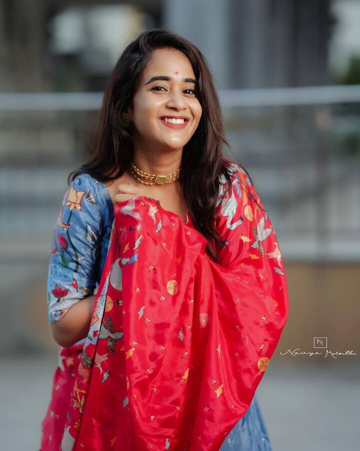 ఈ అందమైన ఔట్ఫిట్లో దీప్తి క్యూట్ క్యూట్ ఫోజులిచ్చింది.
