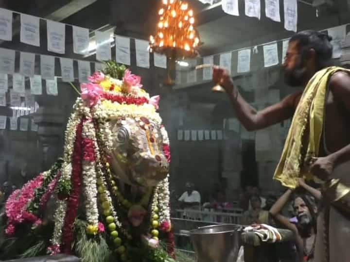 கரூர் கல்யாண வெங்கட்ரமண சுவாமி ஆலயத்தில் பூந்தேர் திருவீதி உலா - திரளான பக்தர்கள் பங்கேற்பு