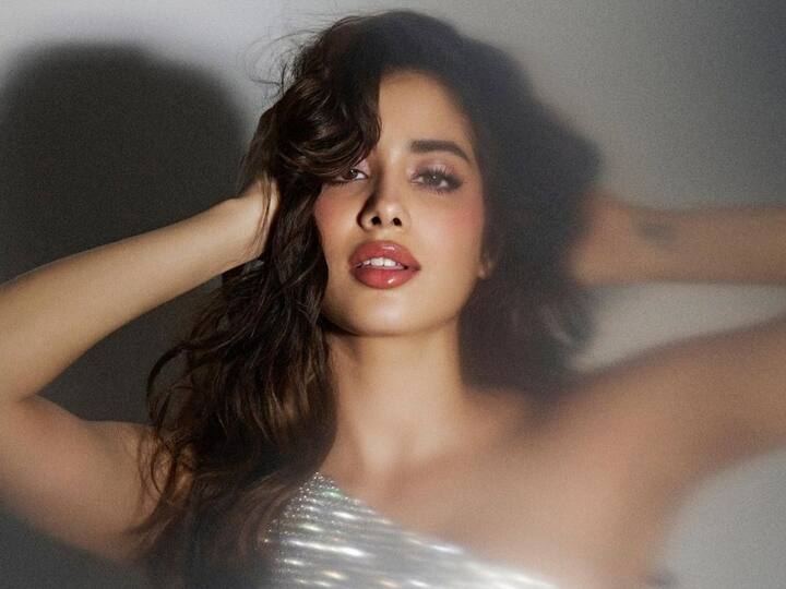 Janhvi Kapoor Photos : வெள்ளி நிற ஆடையில் பளபளவென இருக்கும் ஜான்வியின் புகைப்படங்கள் லைக்ஸ்களை அள்ளி வருகிறது.