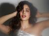 Janhvi Kapoor Photos : வெள்ளி நிற ஆடையில் பளபளக்கும் ஜான்வி கபூர்!