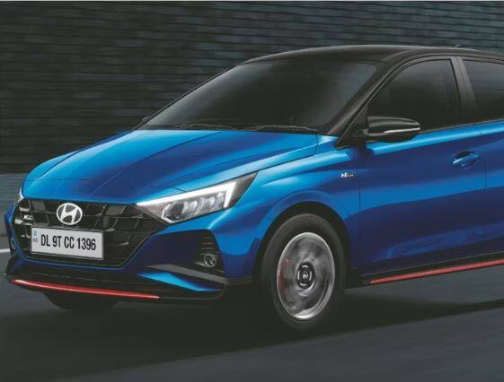 Hyundai ਨੇ ਸਤੰਬਰ 'ਚ i20 N Line ਫੇਸਲਿਫਟ ਲਾਂਚ ਕੀਤਾ ਸੀ ਅਤੇ ਕੰਪਨੀ ਇਸ ਦੇ ਪ੍ਰੀ-ਫੇਸਲਿਫਟ ਮਾਡਲ 'ਤੇ 50,000 ਰੁਪਏ ਤੱਕ ਦੀ ਛੋਟ ਦੇ ਰਹੀ ਹੈ। ਇਸ ਪੇਸ਼ਕਸ਼ ਨੂੰ ਸਟਾਕ ਕਲੀਅਰਿੰਗ ਪ੍ਰਕਿਰਿਆ ਦਾ ਹਿੱਸਾ ਮੰਨਿਆ ਜਾ ਰਿਹਾ ਹੈ। ਇਸ ਤੋਂ ਇਲਾਵਾ, ਨਵੀਂ i20 ਫੇਸਲਿਫਟ ਵੀ 10,000 ਰੁਪਏ ਤੱਕ ਦੇ ਲਾਭਾਂ ਨਾਲ ਉਪਲਬਧ ਹੈ। ਇਸ ਕਾਰ 'ਚ 1.0-ਲੀਟਰ ਟਰਬੋ ਪੈਟਰੋਲ ਇੰਜਣ ਹੈ, ਜੋ 120 hp ਦੀ ਪਾਵਰ ਅਤੇ 172 Nm ਦਾ ਟਾਰਕ ਪੈਦਾ ਕਰਦਾ ਹੈ, ਜਿਸ ਨੂੰ 6-ਸਪੀਡ ਮੈਨੂਅਲ ਜਾਂ 7-ਸਪੀਡ DCT ਗਿਅਰਬਾਕਸ ਨਾਲ ਜੋੜਿਆ ਗਿਆ ਹੈ। i20 N Line ਦੀ ਕੀਮਤ 9.99 ਲੱਖ ਰੁਪਏ ਤੋਂ ਸ਼ੁਰੂ ਹੁੰਦੀ ਹੈ।