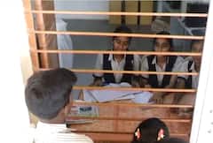 Bank PHOTO: ગુજરાતની આ પ્રાથમિક શાળામાં નાનપણથી જ શિખવવામાં આવી રહ્યા છે બેકિંગના પાઠ, સ્કુલમાં જ શરુ કરી દીધી બેંક