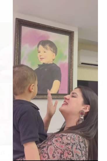 ਮਨਕੀਰਤ ਔਲਖ ਨੇ ਹਾਲ ਹੀ 'ਚ ਇੱਕ ਵੀਡੀਓ ਸੋਸ਼ਲ ਮੀਡੀਆ 'ਤੇ ਸ਼ੇਅਰ ਕੀਤਾ ਹੈ, ਜਿਸ ਵਿੱਚ ਉਹ ਮਸ਼ਹੂਰ ਹਰਿਆਣਵੀ ਗਾਇਕਾ ਪ੍ਰਾਂਜਲ ਦਹੀਆ ਦੇ ਨਾਲ ਨਜ਼ਰ ਆ ਰਿਹਾ ਹੈ। ਇਸ ਵੀਡੀਓ ਨੇ ਦੋਵਾਂ ਦੇ ਅਫੇਅਰ ਦੀਆਂ ਅਫਵਾਹਾਂ ਨੂੰ ਜਨਮ ਦੇ ਦਿੱਤਾ ਹੈ।