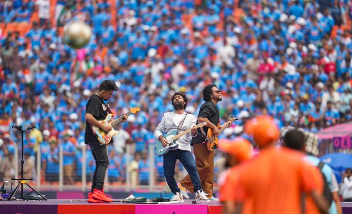 अहमदाबाद स्टेडिअमवर भारत पाकिस्तान सामन्याआधी संगीत कार्यक्रम आयोजित करण्यात आला होता. ज्यात भारताच्या नावाजलेल्या गायकांनी त्यांच्या सुरांची जादू दाखवली.