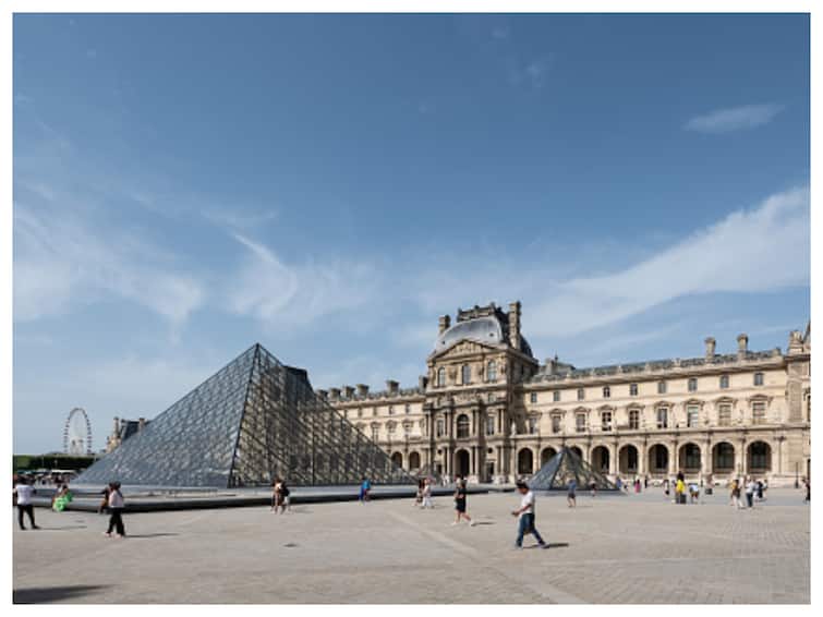 Louvre Museum Paris Shut Down, Visitors Evacuated As France Goes On 'High Alert' Louvre Museum Shut Down, Visitors Evacuated As France Goes On 'High Alert'