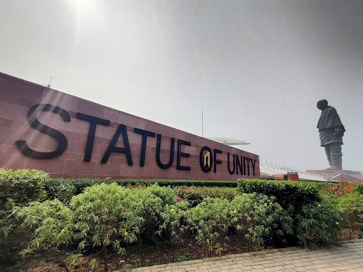 IRCTC Statue of Unity Tour: गुजरात के वडोदरा शहर से कुछ दूर स्थित नर्मदा नदी के तट पर केवडिया में सरदार वल्लभ भाई पटेल का प्रतिमा जिसका नाम स्टैचू ऑफ यूनिटी है उसकी सैर का सुनहरा मौका मिल रहा है.