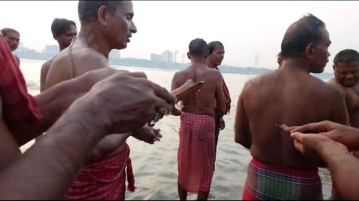 মহালয়ার তর্পণ সেরেই বিশ্বজননীর বন্দনায় ব্রতী হয় জগৎ সংসার। কেউ নবরাত্রি পালন শুরু করেন মহালয়ার পরদিন থেকেই, কেউ আবার পাঁচদিনের শারদোৎসবে ব্রতী হন।