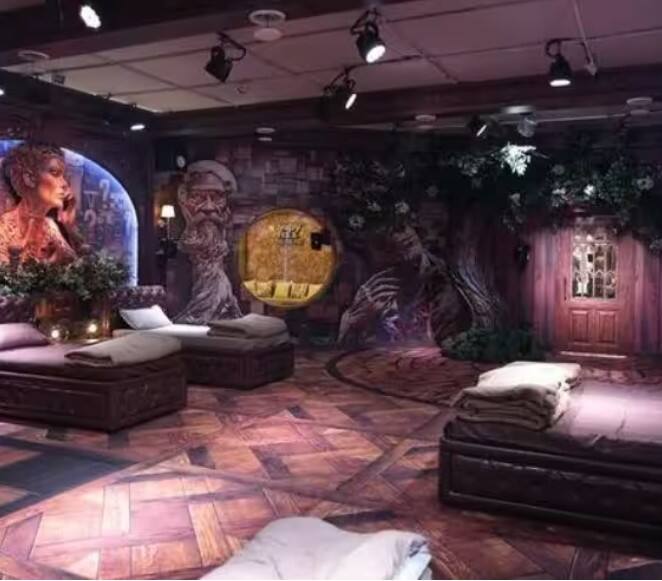 ਇਸ ਵਾਰ ਲਿਵਿੰਗ ਰੂਮ ਨੂੰ ਯੂਰਪੀਅਨ ਗਲੀ ਵਿੱਚ ਬਦਲ ਦਿੱਤਾ ਗਿਆ ਹੈ। ਕਾਰਪੇਟ ਪ੍ਰਿੰਟ ਕੀਤੇ ਗਏ ਹਨ ਅਤੇ ਇਹ ਬਹੁਤ ਸੁੰਦਰ ਲੱਗ ਰਿਹਾ ਹੈ। ਇਸ ਸੀਜ਼ਨ ਵਿੱਚ, ਘਰ ਵਿੱਚ ਇੱਕ ਸੁੰਦਰ ਵਾਕਵੇਅ ਹੈ ਜਿੱਥੇ ਪ੍ਰਤੀਯੋਗੀ ਬੈਠ ਕੇ ਗੱਲ ਕਰ ਸਕਦੇ ਹਨ। ਇਸ ਨੂੰ ਸ਼ਾਨਦਾਰ ਫੁੱਲਾਂ ਅਤੇ ਰੰਗਾਂ ਨਾਲ ਖੂਬਸੂਰਤੀ ਨਾਲ ਸਜਾਇਆ ਗਿਆ ਹੈ।