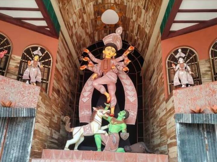 Goddess Durga in a posture as she dances. This unique idols graces the pandal of Rajdanga Nabauday Sangha. (Image Source: Facebook/Sohag Roy)