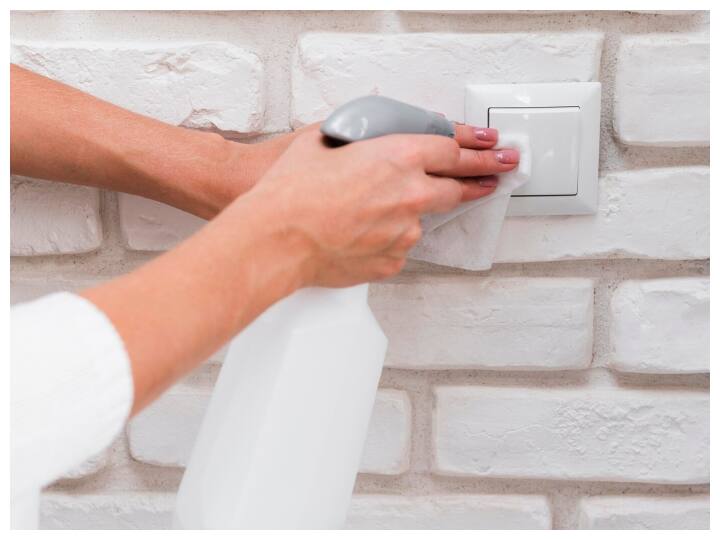 बेकिंग सोडा और पानी का घोल बनाकर स्विचबोर्ड पर लगाएं और कुछ देर ऐसे ही रहने दें. फिर सूखे कपड़े से पोंछ लें. यह गंदगी को बिल्कुल साफ कर देगा