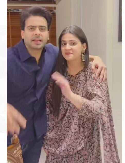 ਦਰਅਸਲ, ਵੀਡੀਓ 'ਚ ਪ੍ਰਾਂਜਲ ਔਲਖ ਦੇ ਘਰ ਨਜ਼ਰ ਆ ਰਹੀ ਹੈ। ਇਸ ਦਰਮਿਆਨ ਉਹ ਮਨਕੀਰਤ ਦੇ ਬੇਟੇ ਇਮਤਿਆਜ਼ ਔਲਖ ਦੇ ਨਾਲ ਖੇਡਦੀ ਨਜ਼ਰ ਆ ਰਹੀ ਹੈ। ਪ੍ਰਾਂਜਲ ਦੀ ਗੋਦੀ 'ਚ ਇਮਤਿਆਜ਼ ਵੀ ਬੜਾ ਕੰਫਰਟੇਬਲ ਨਜ਼ਰ ਆ ਰਿਹਾ ਹੈ।