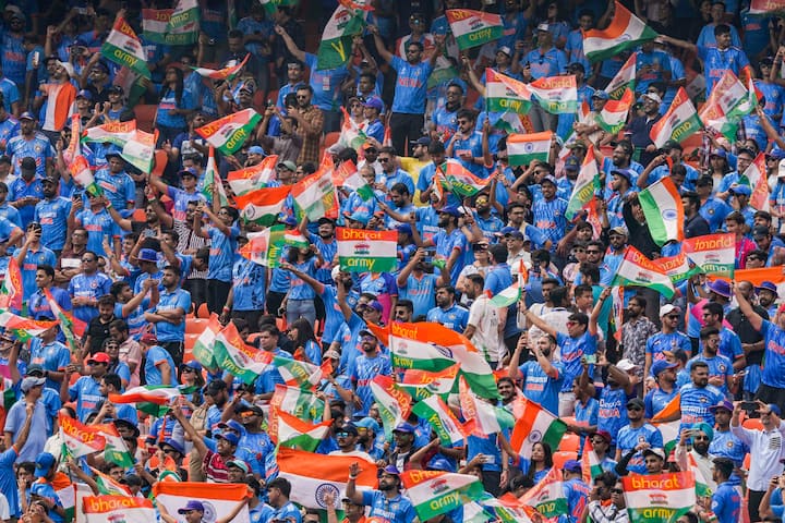 अहमदाबादचा नरेंद्र मोदी स्टेडियम निळ्या रंगात न्हाऊन निघाला. टीम इंडियाला सपोर्ट करण्यासाठी स्टेडियमवर चाहत्यांची गर्दी उसळली.